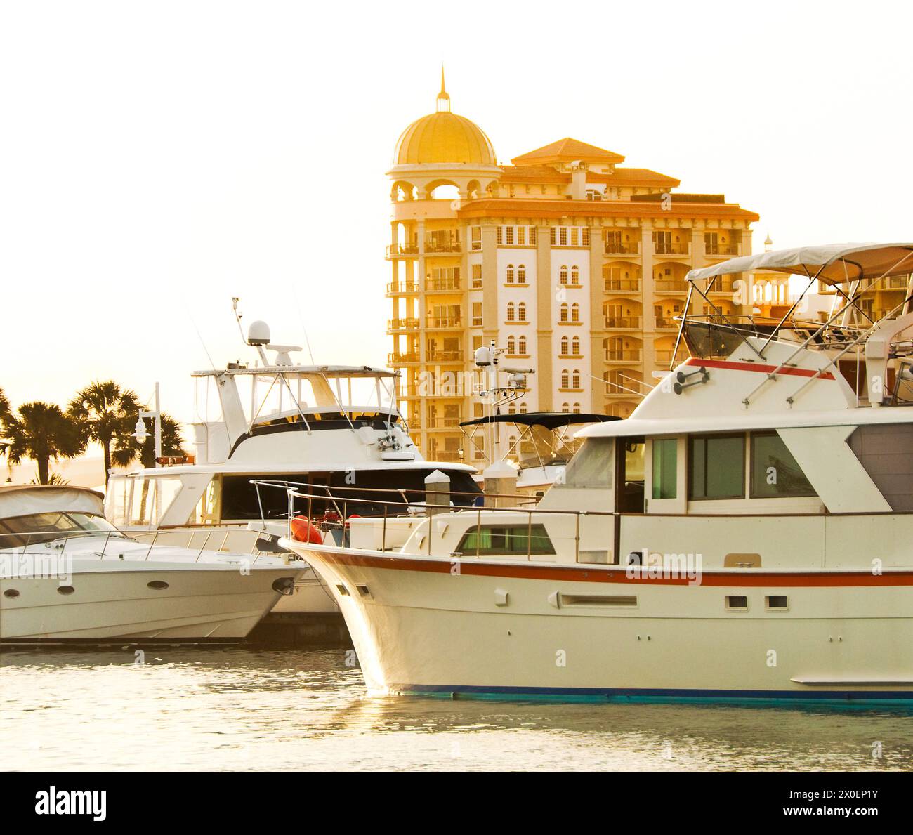 Yachts et condos à Sarasota Bay à Sarasota, Floride - États-Unis Banque D'Images
