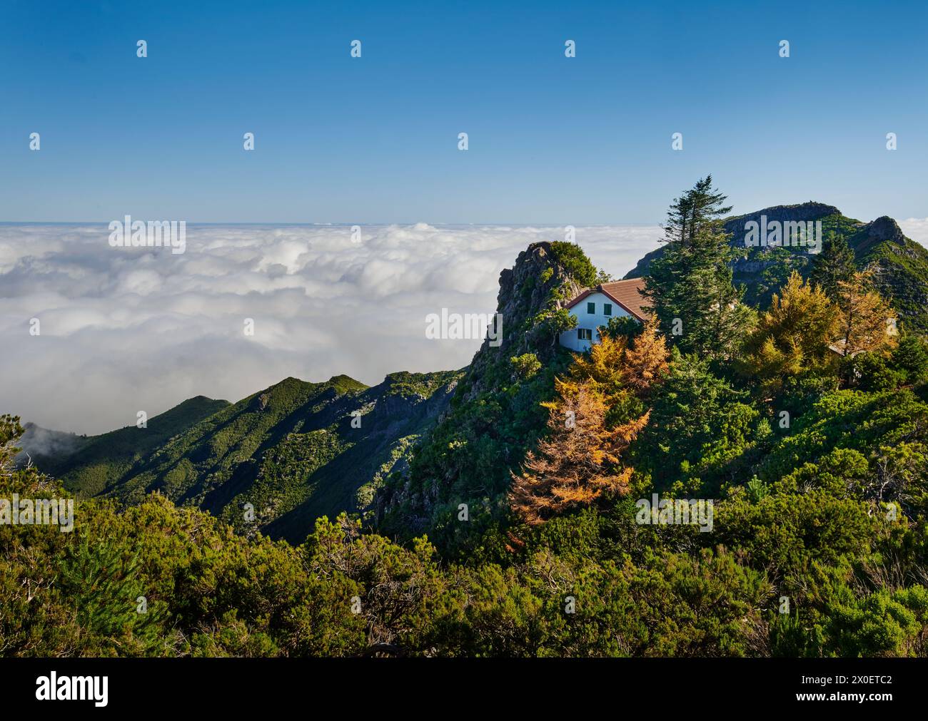 Maison au sommet du sentier PR1, Pico do Arierio à Pico Ruivo randonnée, sur l'île de Madère, Portugal, Europe Banque D'Images