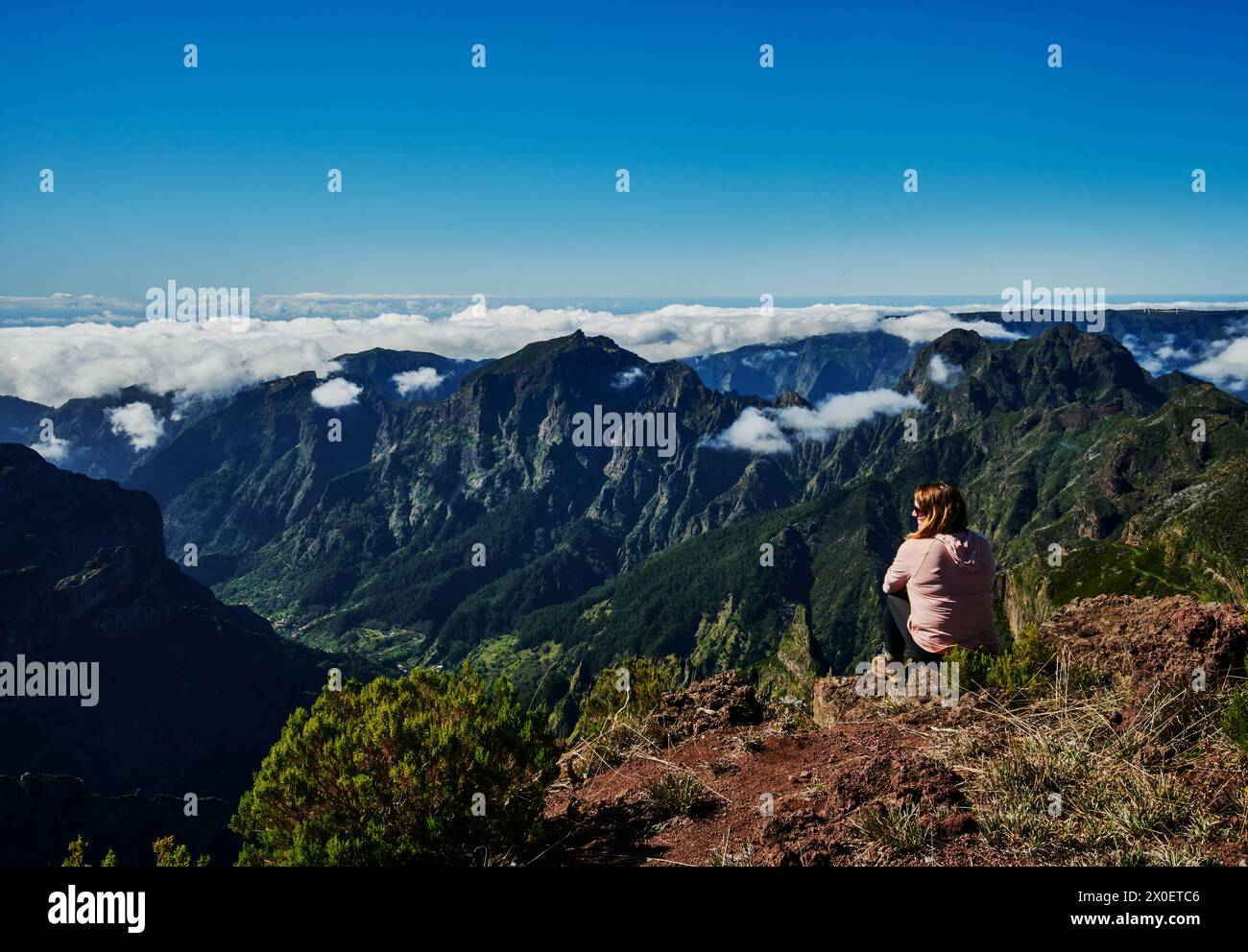 Randonneur profitant de la vue depuis le haut du sentier PR1, randonnée Pico do Arierio à Pico Ruivo, sur l'île de Madère, Portugal, Europe Banque D'Images