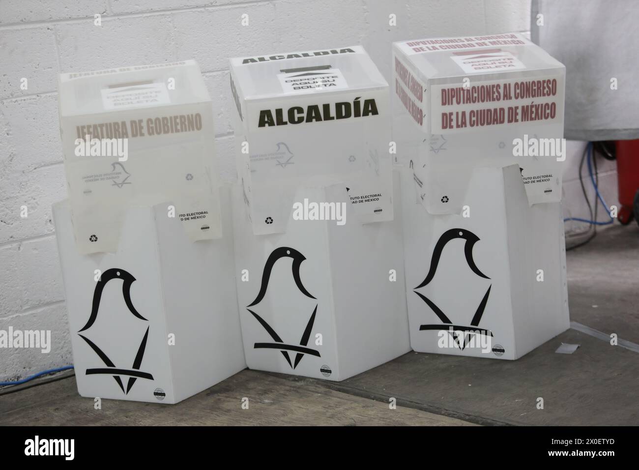 Mexico, Mexique. 11 avril 2024. 11 avril 2024, Mexico, Mexique : urnes électorales qui seront utilisées lors des prochaines élections, vues lors de la présentation du matériel électoral pour le jour du scrutin du 2 juin 2024, pour voter pour le chef du gouvernement du Mexique, les députés et les maires. Crédit : Sipa USA/Alamy Live News Banque D'Images