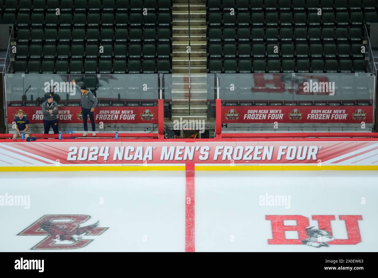 Minneapolis, Minnesota, États-Unis. 11 avril 2024. Une vue de la zone de banc de l'équipe avant la ronde de demi-finale du Championnat masculin de hockey Frozen four de la NCAA D1 2024 au Xcel Energy Center à préparé Paul, Minnesota, le 11 avril 2024. (Crédit image : © Steven Garcia/ZUMA Press Wire) USAGE ÉDITORIAL SEULEMENT! Non destiné à UN USAGE commercial ! Banque D'Images