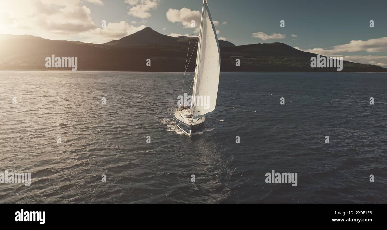 Sun Seascape avec yacht à voiles blanches en haute mer aérienne. Naviguer sur des voiliers à Ocean Bay. Style de vie de plaisance de luxe lors d'une journée ensoleillée d'été. Concept cinématographique serein, calme et relax Banque D'Images