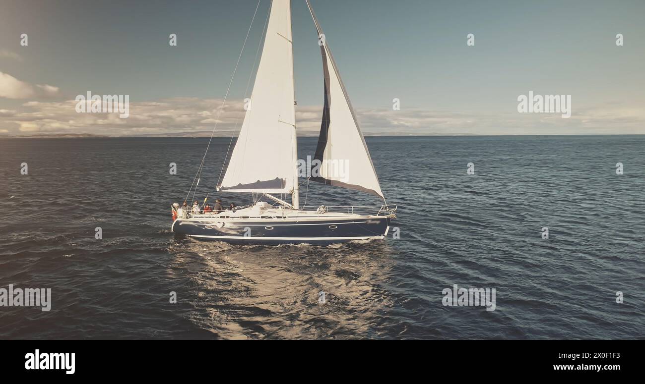Sun Seascape avec yacht à voiles blanches en haute mer aérienne. Naviguer sur des voiliers à Ocean Bay. Style de vie de plaisance de luxe lors d'une journée ensoleillée d'été. Concept cinématographique serein, calme et relax Banque D'Images
