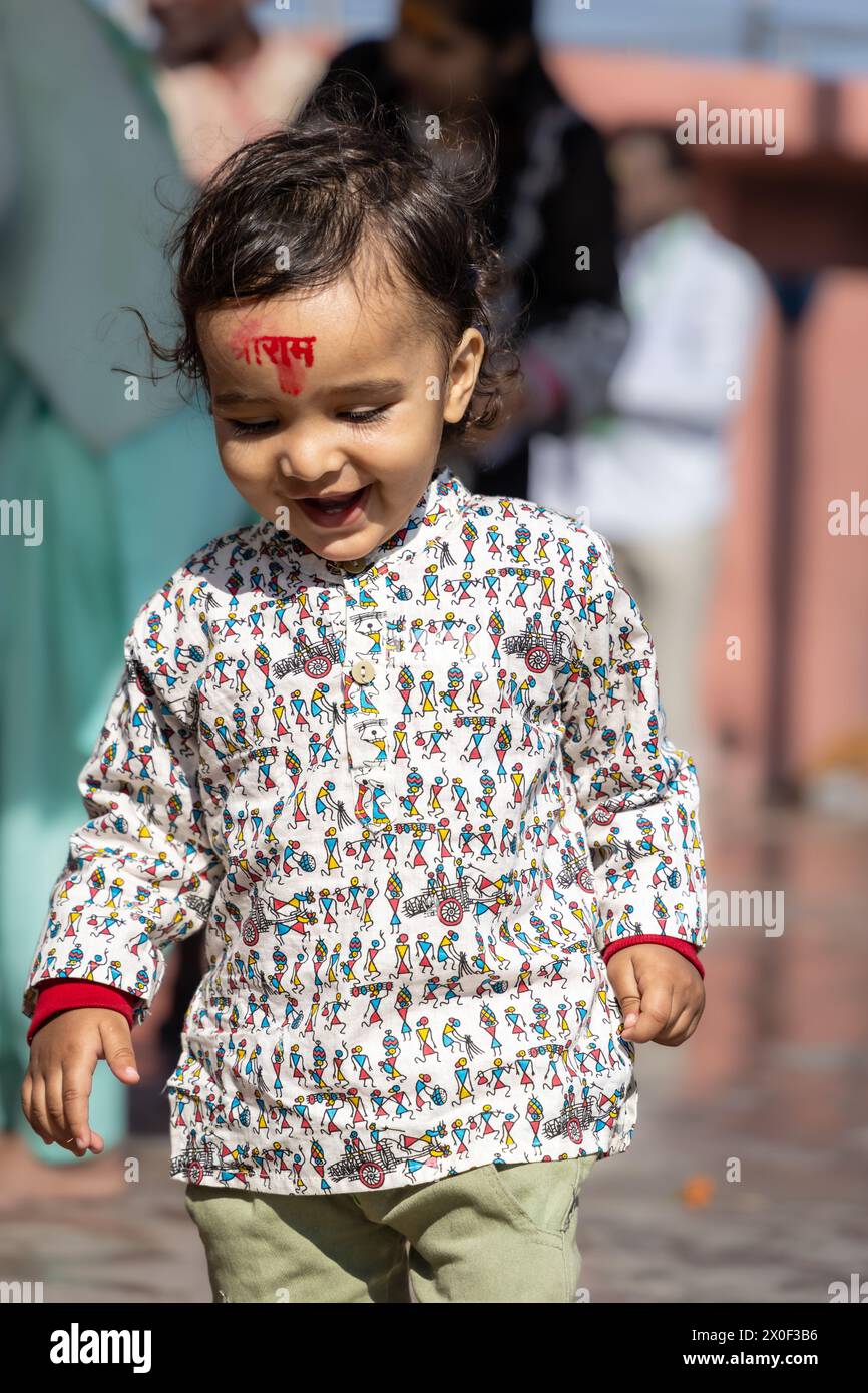 Mignon enfant innocent expression faciale avec le nom de Ram écrit à la tête le matin à partir d'un angle plat Banque D'Images