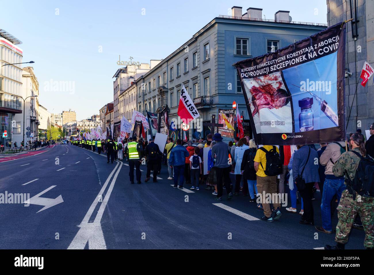 Marche pour la défense des enfants, organisée par des organisations pro-vie. Lorsque des projets de loi libéralisant la loi sur l'avortement étaient lus au Sejm, plusieurs milliers d'extrémistes catholiques ont défilé dans les rues de Varsovie. Varsovie Pologne Copyright : xMikolajxJaneczekx Banque D'Images