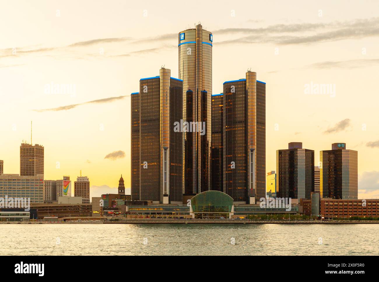 Le Renaissance Center à Detroit, Michigan, États-Unis, vu de la rivière Detroit. C'est l'emplacement du siège mondial de General Motors, un hôtel Marriott, le centre commercial Wintergarden et sert également de point d'accès au bord de la rivière Detroit International. Banque D'Images