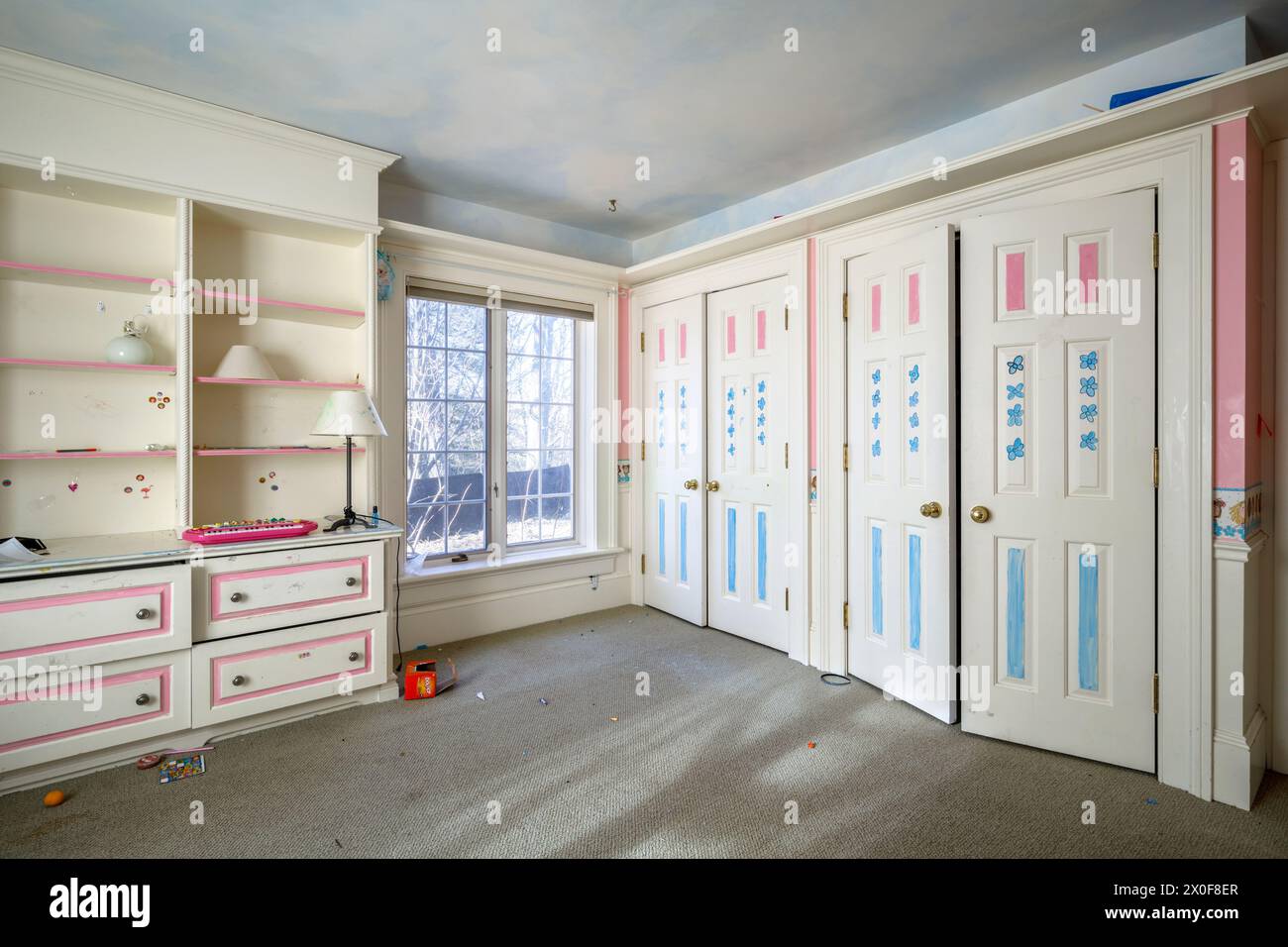 Une chambre d'enfant avec un plafond peint comme le ciel à l'intérieur d'une maison abandonnée. Banque D'Images