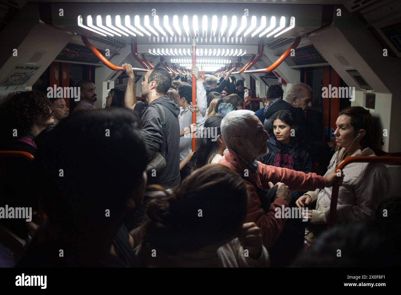 Buenos Aires, capitale fédérale, Argentine. 11 avril 2024. 11 avril 2024, Buenos Aires : depuis minuit ce jeudi, un nombre important de lignes de bus ont cessé de circuler dans la zone métropolitaine de Buenos Aires (AMBA), dans le cadre d’un maintien des tâches confirmé par le Tram Union Automotive (UTA). La raison est due à la demande d'augmentation de salaire que les entreprises ont déjà annoncé qu'elles ne sont pas en mesure de satisfaire. Face à cette situation, les chauffeurs ont entamé la mesure de force qui affecte des millions de passagers. L’UTA va lever la grève des bus à partir de minuit, malgré le non Banque D'Images