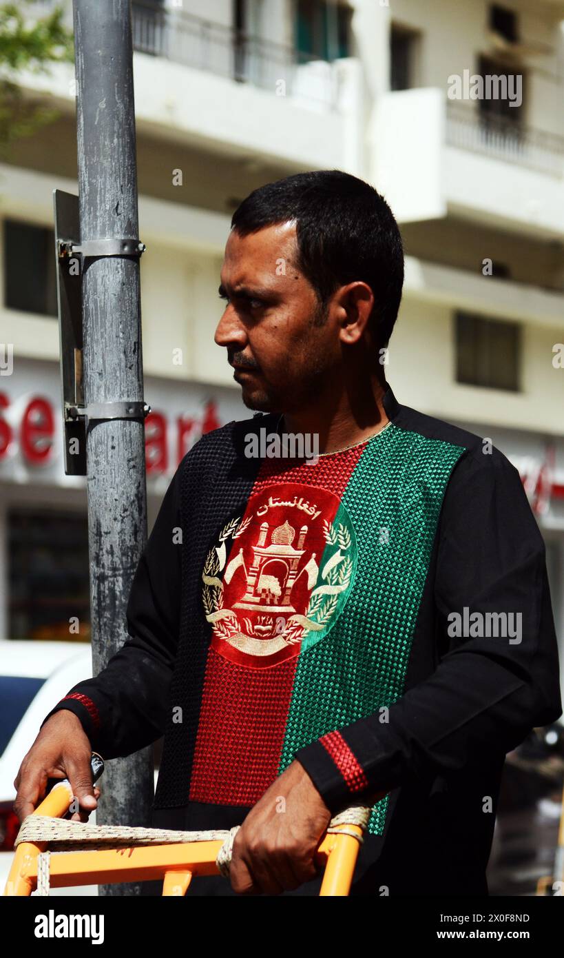 Un homme afghan fier portant la chemise du drapeau afghan. Dubaï, Émirats arabes Unis. Banque D'Images