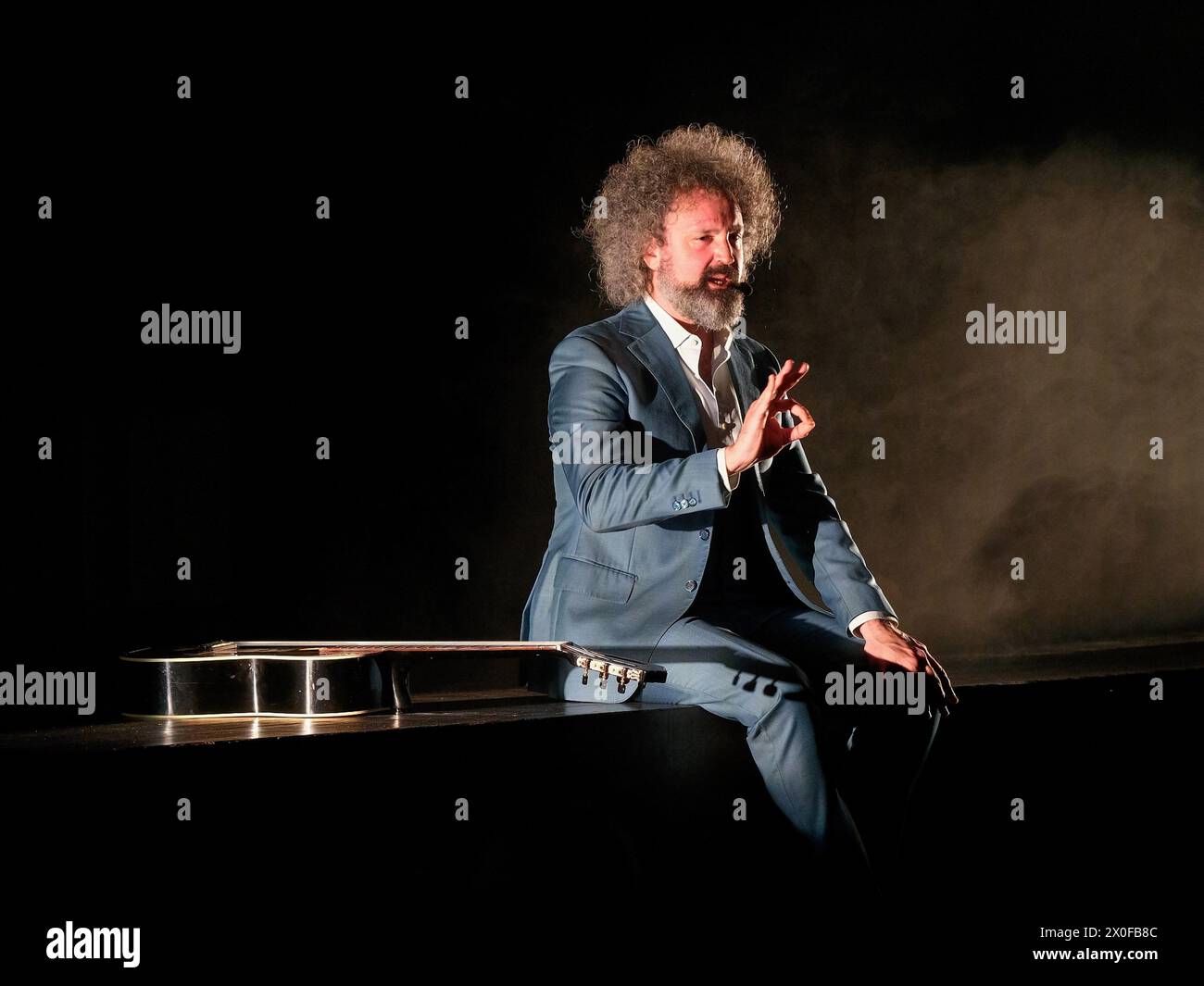 Teatro Ristori, Vérone, Italie, 10 avril 2024, Simone Cristicchi pendant le spectacle musical Paradise, de l'obscurité à la lumière de la Divine Comédie de Da Banque D'Images