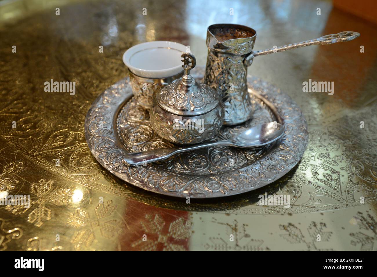 Bosniaque Bosanska kahva / café servi dans un pot. Dzezva Banque D'Images