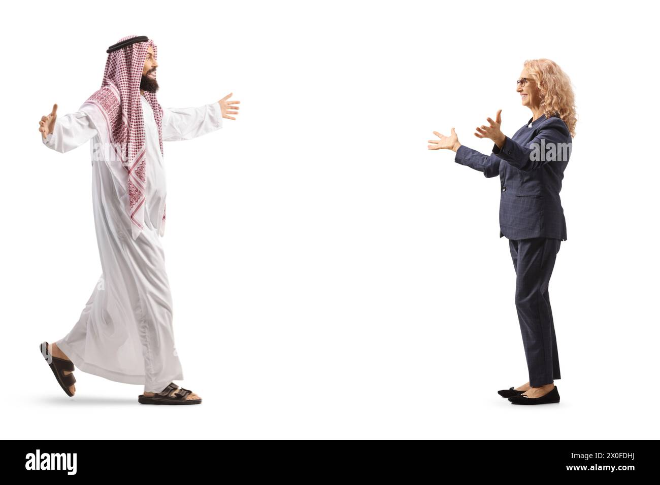 Plan de profil complet d'un homme arabe saoudien rencontrant une femme isolée sur fond blanc Banque D'Images
