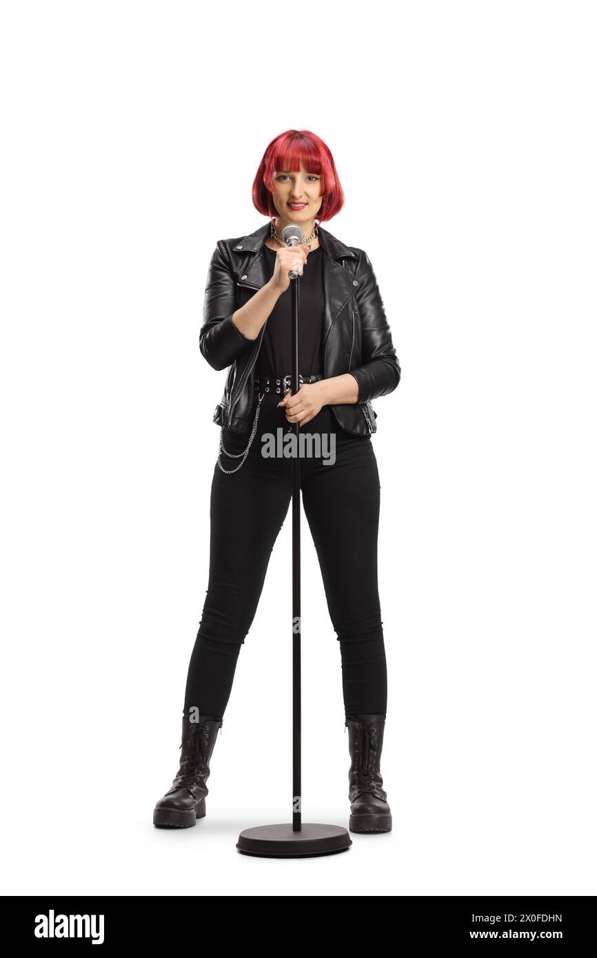 Chanteuse de style rock gothique avec un microphone isolé sur fond blanc Banque D'Images