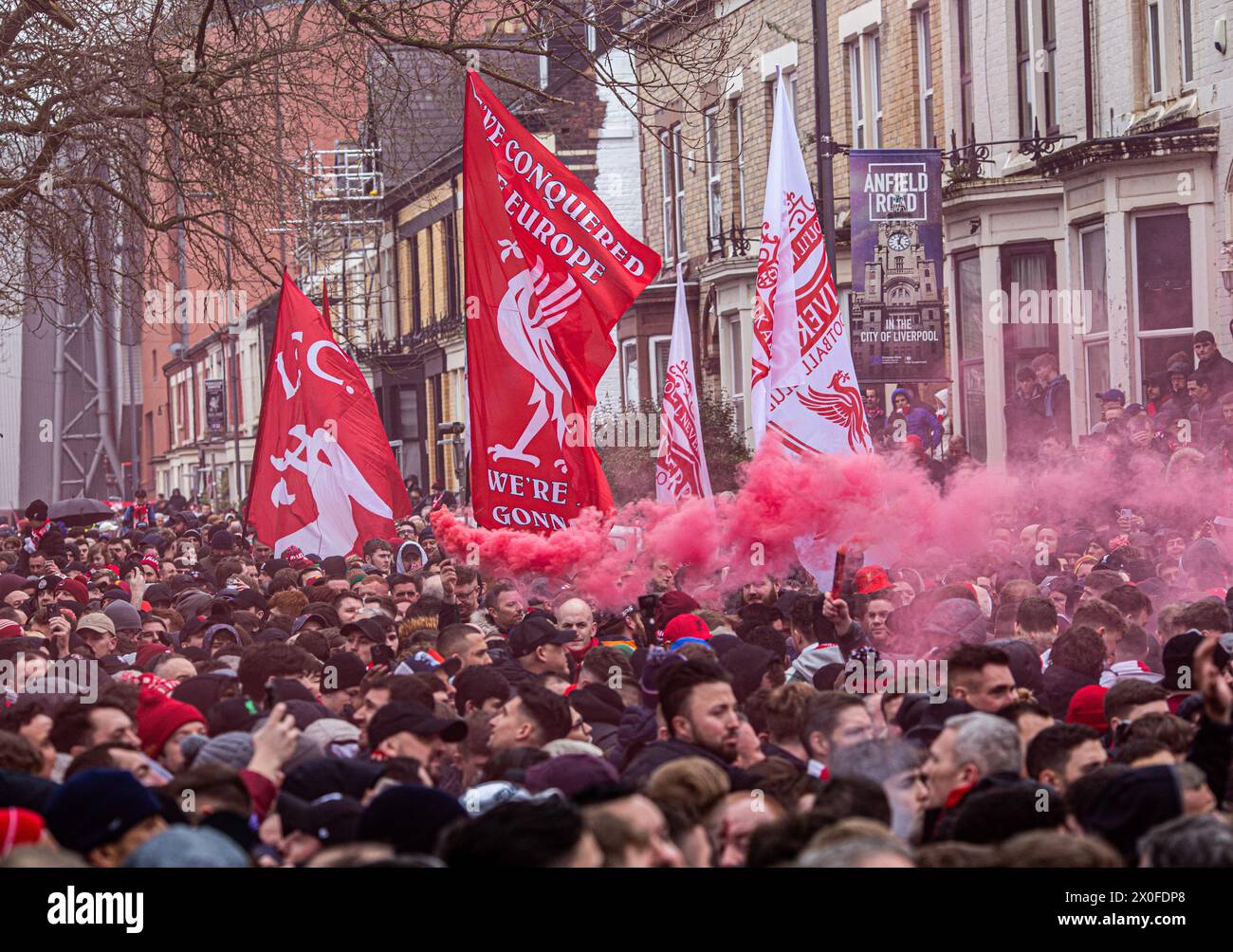 Les supporters de Liverpool donnent à l'entraîneur de l'équipe un accueil fantastique à leur arrivée pour le match de premier League contre Manchester City à Anfield Banque D'Images