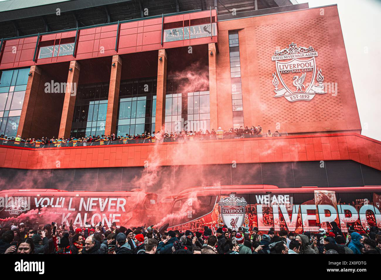 Les fans du LFC donnent à l'entraîneur de l'équipe un accueil fantastique à leur arrivée pour le match de premier League contre Manchester City au stade Anfield à Liverpool Banque D'Images