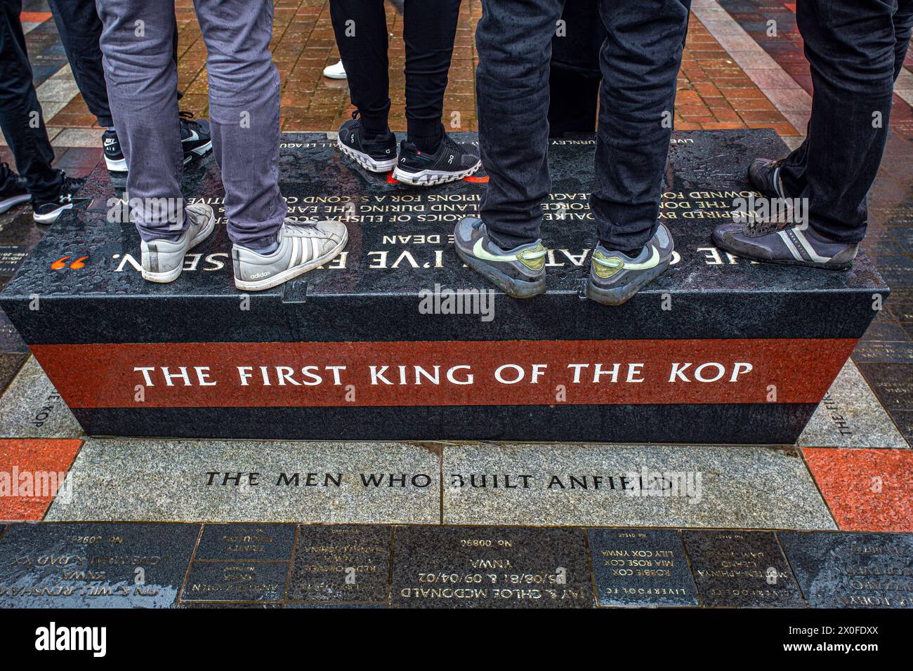 Supporters du club de football de Liverpool, fans debout sur le plancher commémoratif L.F.C PlaqueLe premier roi du Kop. Banque D'Images