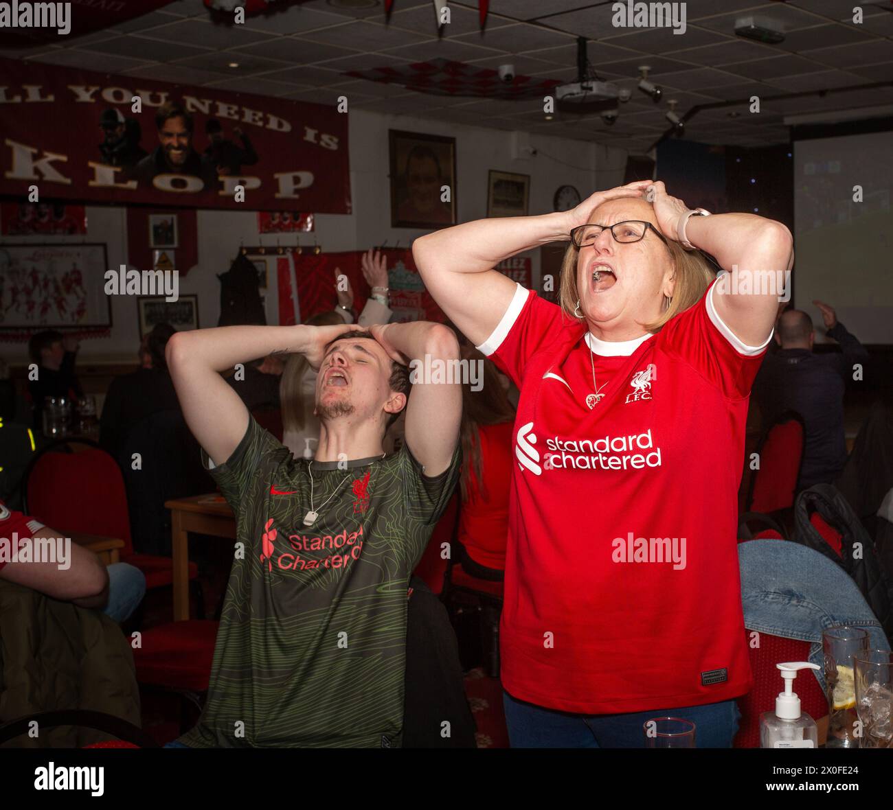 Les supporters du club de football de Liverpool déçus, les fans se retrouvent tête dans les mains. Banque D'Images