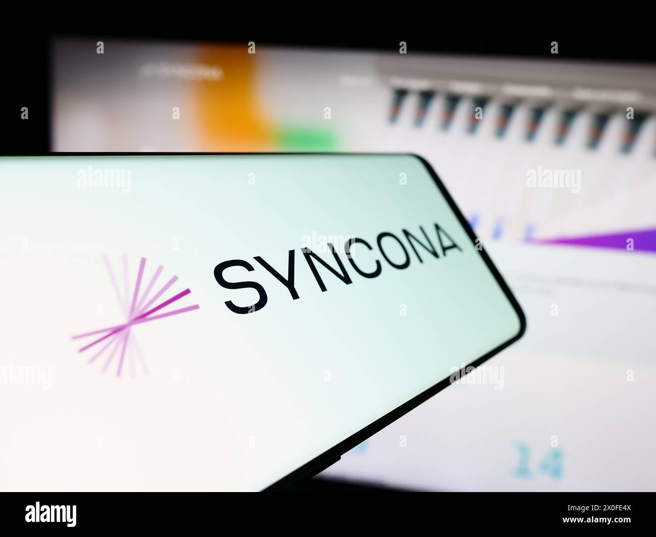 Smartphone avec logo de la société d'investissement britannique Syncona Limited devant le site Web de l'entreprise. Mettez l'accent sur le centre-gauche de l'écran du téléphone. Banque D'Images