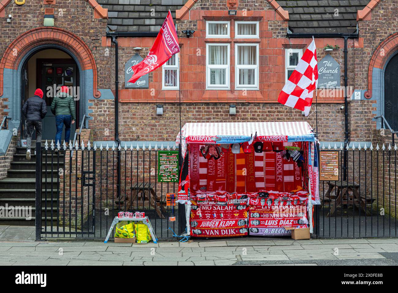 Les supporters de Liverpool stall, à l'extérieur du stade Anfield. Anfield, Liverpool, Merseyside, Lancashire, Angleterre, Royaume-Uni Banque D'Images