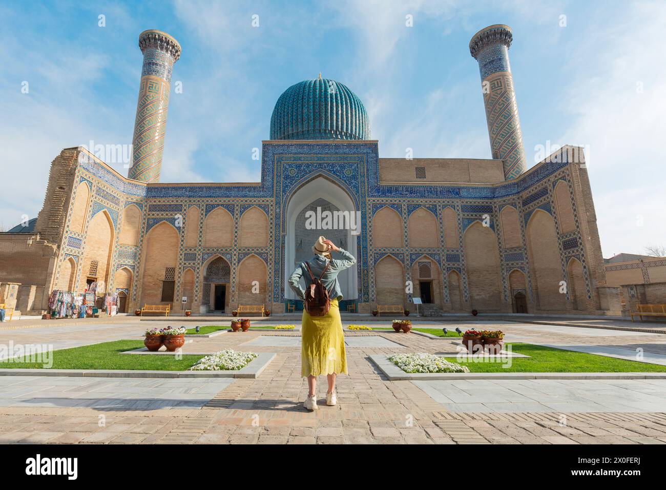 Heureux touriste avec chapeau regardant Gur-E Amir Mausolée, le tombeau du conquérant asiatique Tamerlane ou Timur, à Samarcande, Ouzbékistan Banque D'Images