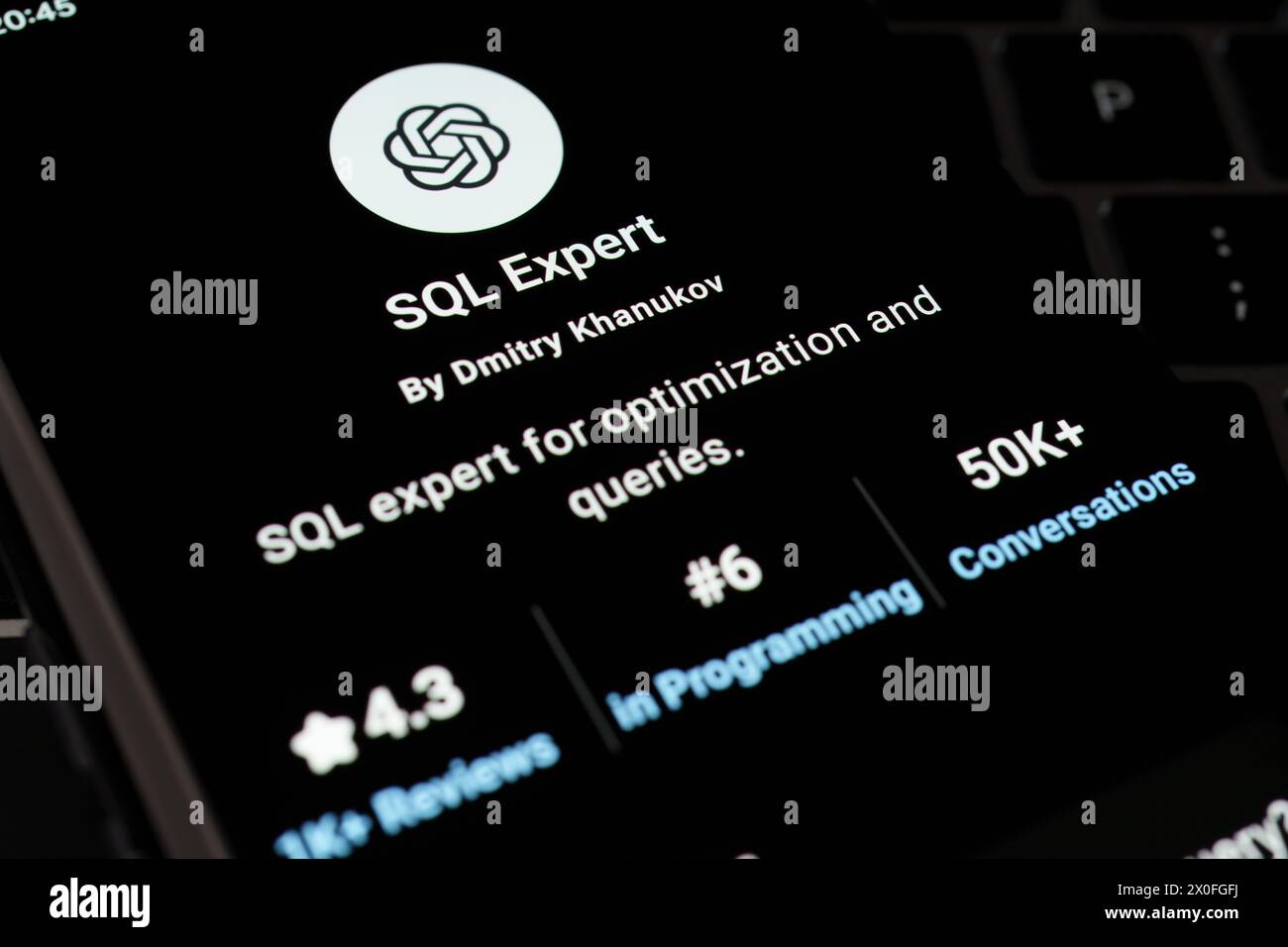SQL EXPERT personnalisé GPT vu dans GPT Store sur l'écran du smartphone placé sur le clavier d'ordinateur portable. Stafford, Royaume-Uni, 8 avril 2024 Banque D'Images