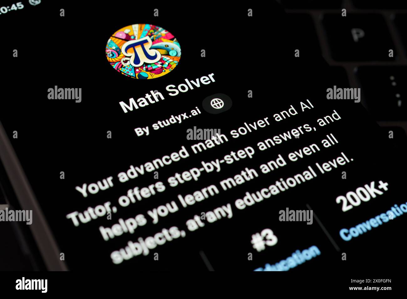 SOLVEUR MATHÉMATIQUE GPT personnalisé vu dans GPT Store sur l'écran du smartphone placé sur le clavier de l'ordinateur portable. Stafford, Royaume-Uni, 8 avril 2024 Banque D'Images