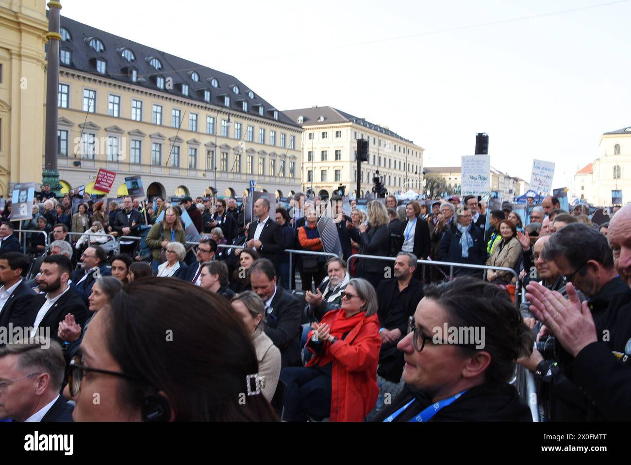 Teilnehmer Muenchen 11.04.2024 Odeonsplatz -Erinnerungs-Projekt an die Opfer der NS-Zeit -Die Rueckkehr der Namen Initiator.BR RUNDFUNK Muenchen *** participants Munich 11 04 2024 Odeonsplatz projet commémoratif pour les victimes de l'ère nazie Die Rueckkehr der Namen initiateur BR RUNDFUNK Muenchen Banque D'Images