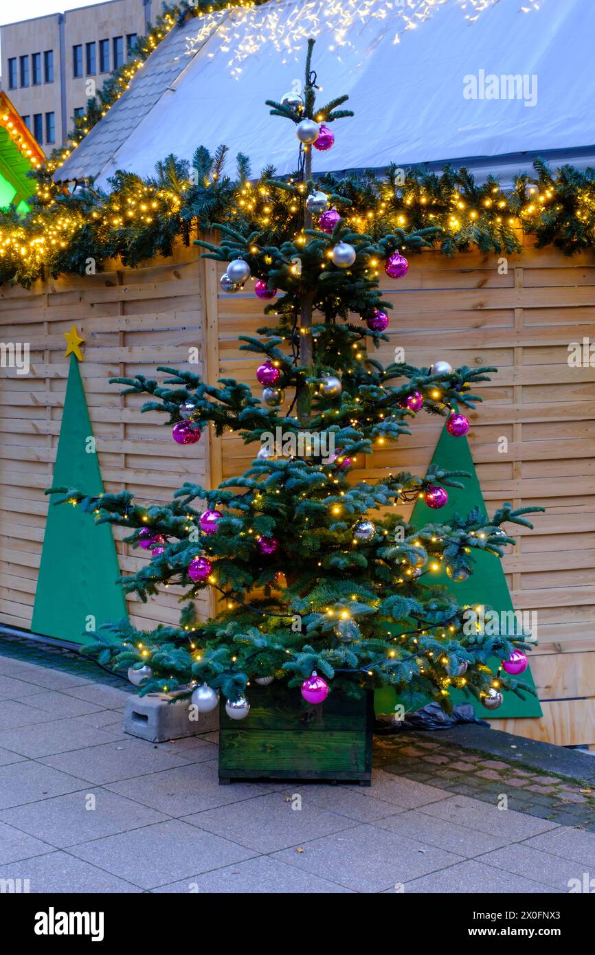 Arbre de Noël dans un marché de noël Banque D'Images