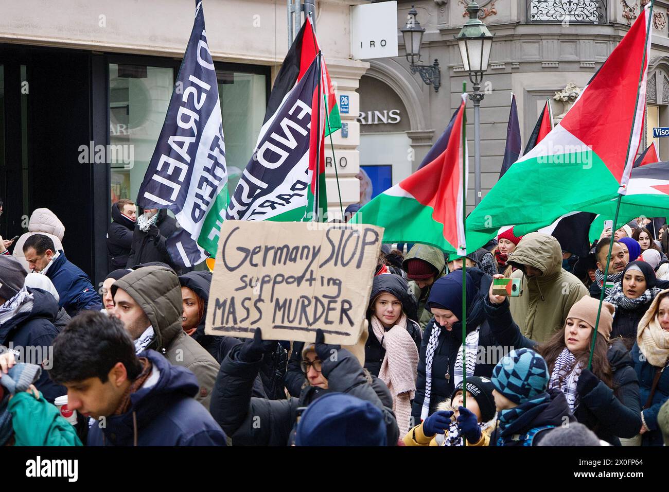 Munich, le 13 janvier 2024. Démo pro-Palestine où des centaines de personnes ont participé avec le slogan « cessez-le-feu maintenant » à Gaza Stripe. Banque D'Images