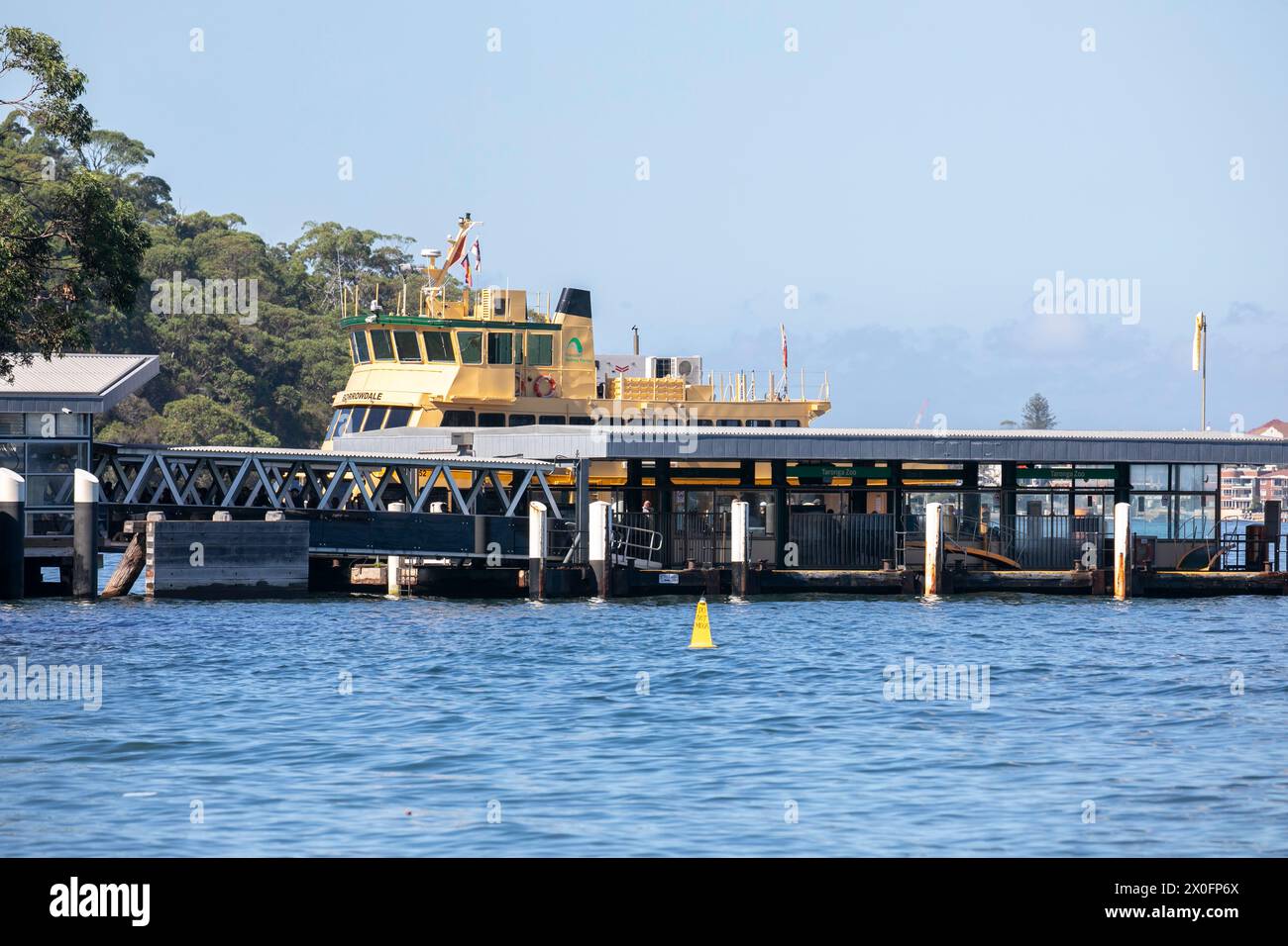 Port de Sydney et ferry de Sydney MV Borrowdale, un ferry de première classe de flotte, au quai de ferry du zoo de Taronga sur le port de Sydney Banque D'Images