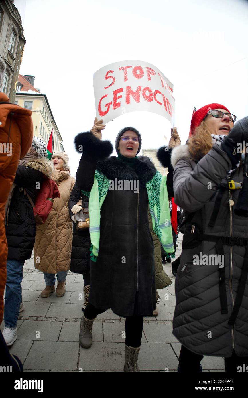 Munich, le 13 janvier 2024. Démo pro-Palestine où des centaines de personnes ont participé avec le slogan « cessez-le-feu maintenant » à Gaza Stripe. Banque D'Images