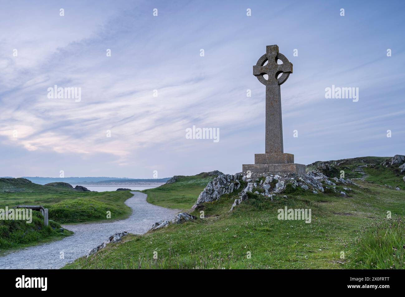 Une croix celtique sur Llanddwyn, le long de la côte d'Anglesey, pays de Galles, près de Newborough Beach. C'est le coucher du soleil Banque D'Images