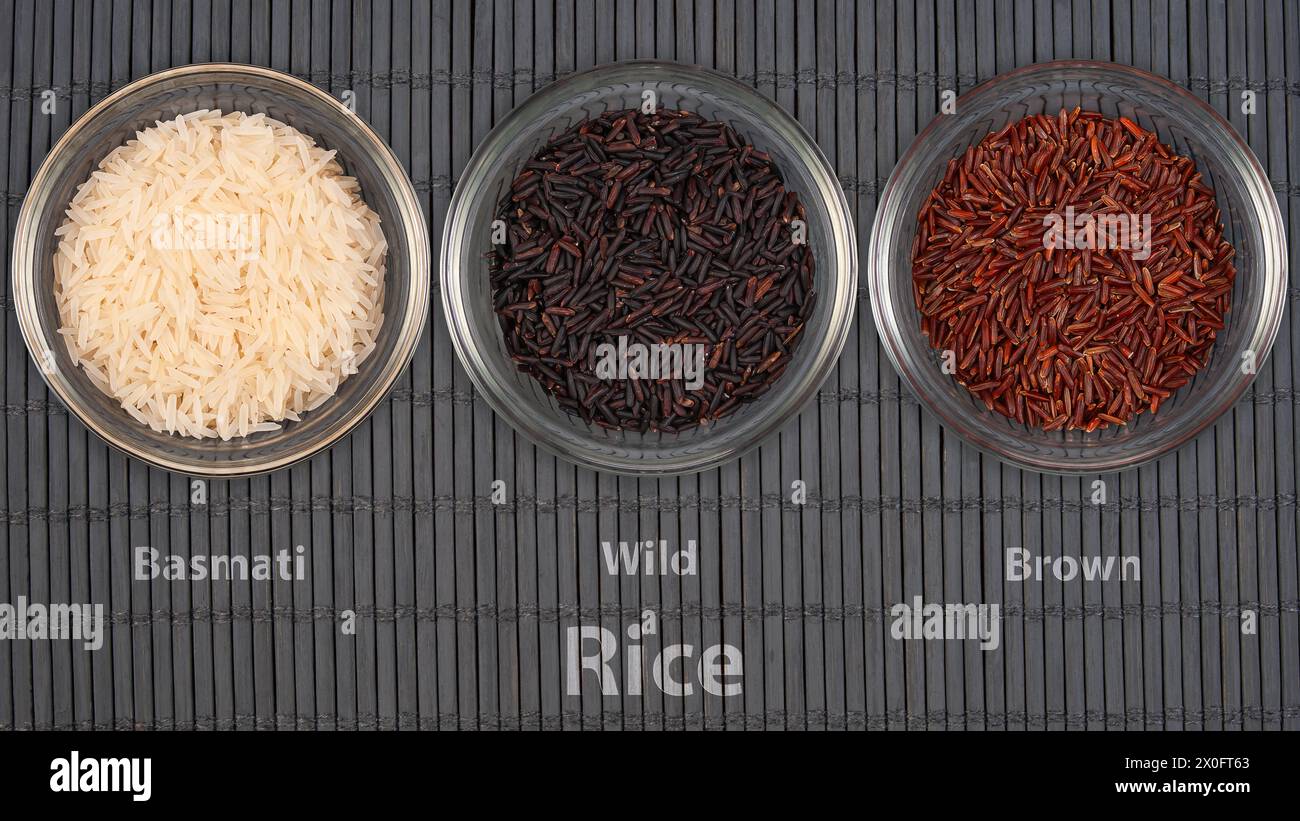 Trois bols transparents présentent différentes variétés de riz - Basmati, Wild et Brown. L'assortiment représente divers grains utilisés dans le Cu international Banque D'Images Trois bols transparents présentent différentes variétés de riz - Basmati, Wild et Brown. L'assortiment représente divers grains utilisés dans le Cu international Banque D'Images