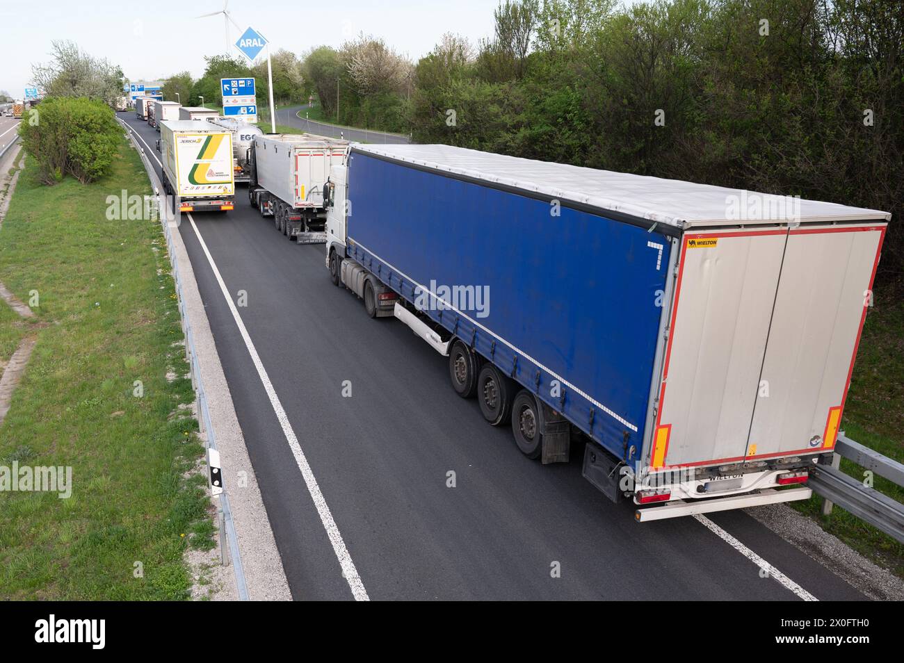 Dresde, Allemagne. 11 avril 2024. De nombreux camions sont stationnés sur une route d'accès à la zone de service de Dresdner Tor Süd sur l'autoroute 4. Credit : Sebastian Kahnert/dpa - ATTENTION : les plaques d'immatriculation ont été pixelisées pour des raisons légales/dpa/Alamy Live News Banque D'Images