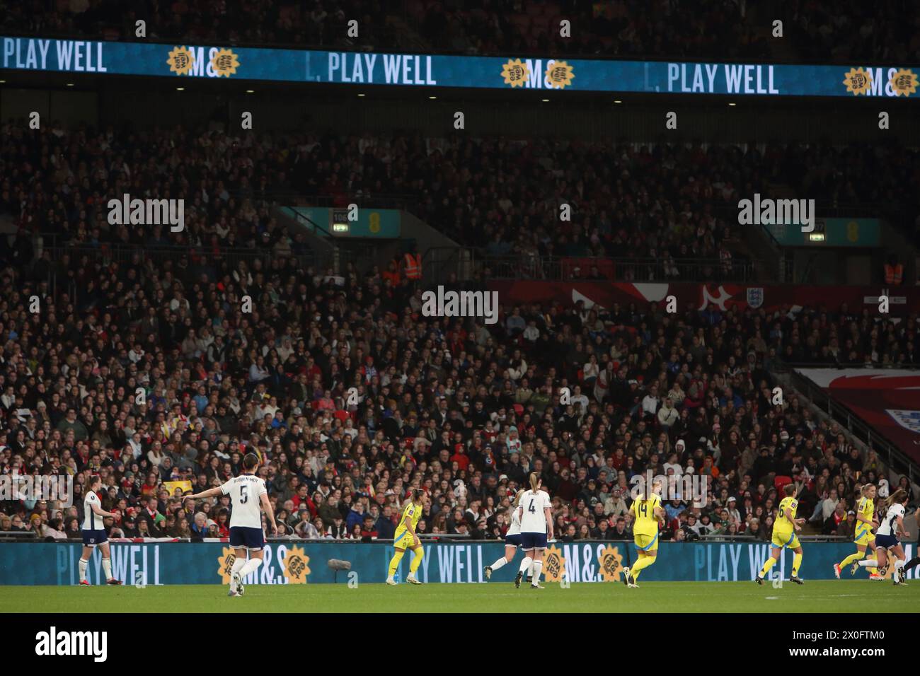 Crowds and M&S Play Well branding Angleterre contre Suède UEFA Women's Euro football qualificatif stade de Wembley, Londres, 5 avril 2024 Banque D'Images