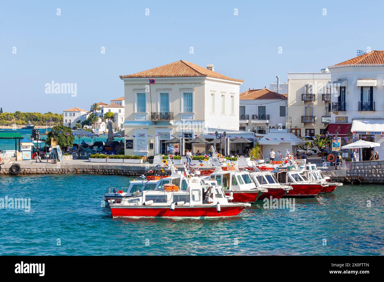 Taxis maritimes au petit port de Dapia, sur l'île de Spetses, en Grèce, le jour de l'Armata, le festival local le plus populaire. Banque D'Images