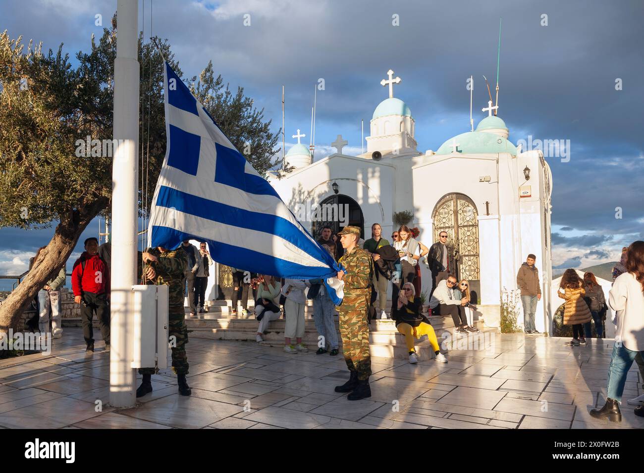 Cérémonie d'abaissement du drapeau par les soldats grecs les touristes blancs regardent, la colline d'atrop Lycabettus, dans le centre d'Athènes, Grèce, Europe. Banque D'Images