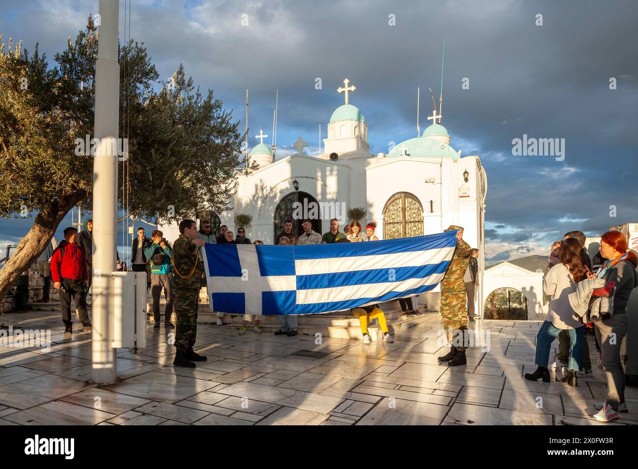 Cérémonie d'abaissement du drapeau par les soldats grecs les touristes blancs regardent, la colline d'atrop Lycabettus, dans le centre d'Athènes, Grèce, Europe. Banque D'Images