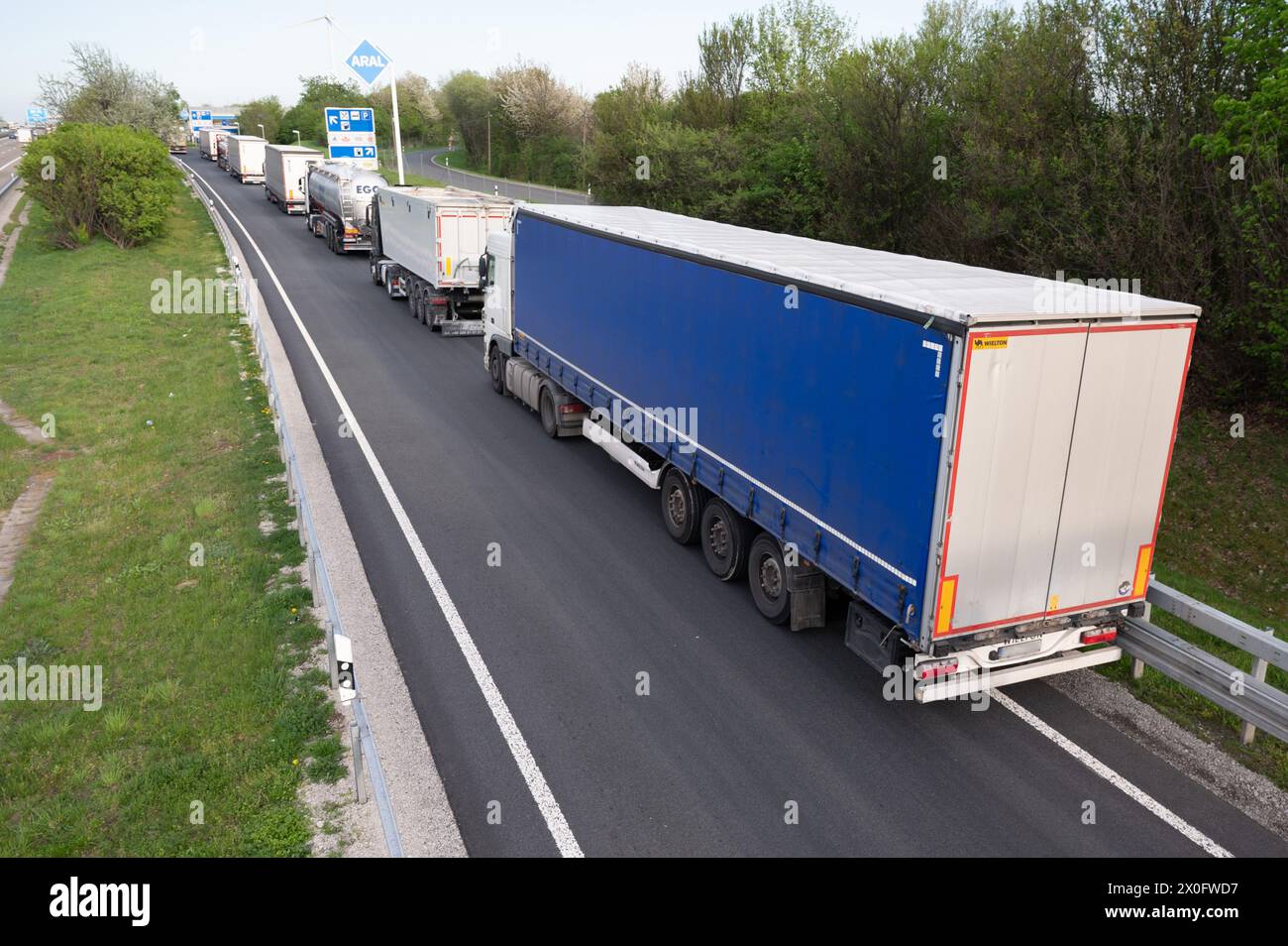 Dresde, Allemagne. 11 avril 2024. De nombreux camions sont stationnés sur une route d'accès à la zone de service de Dresdner Tor Süd sur l'autoroute 4. Credit : Sebastian Kahnert/dpa - ATTENTION : les plaques d'immatriculation ont été pixelisées pour des raisons légales/dpa/Alamy Live News Banque D'Images