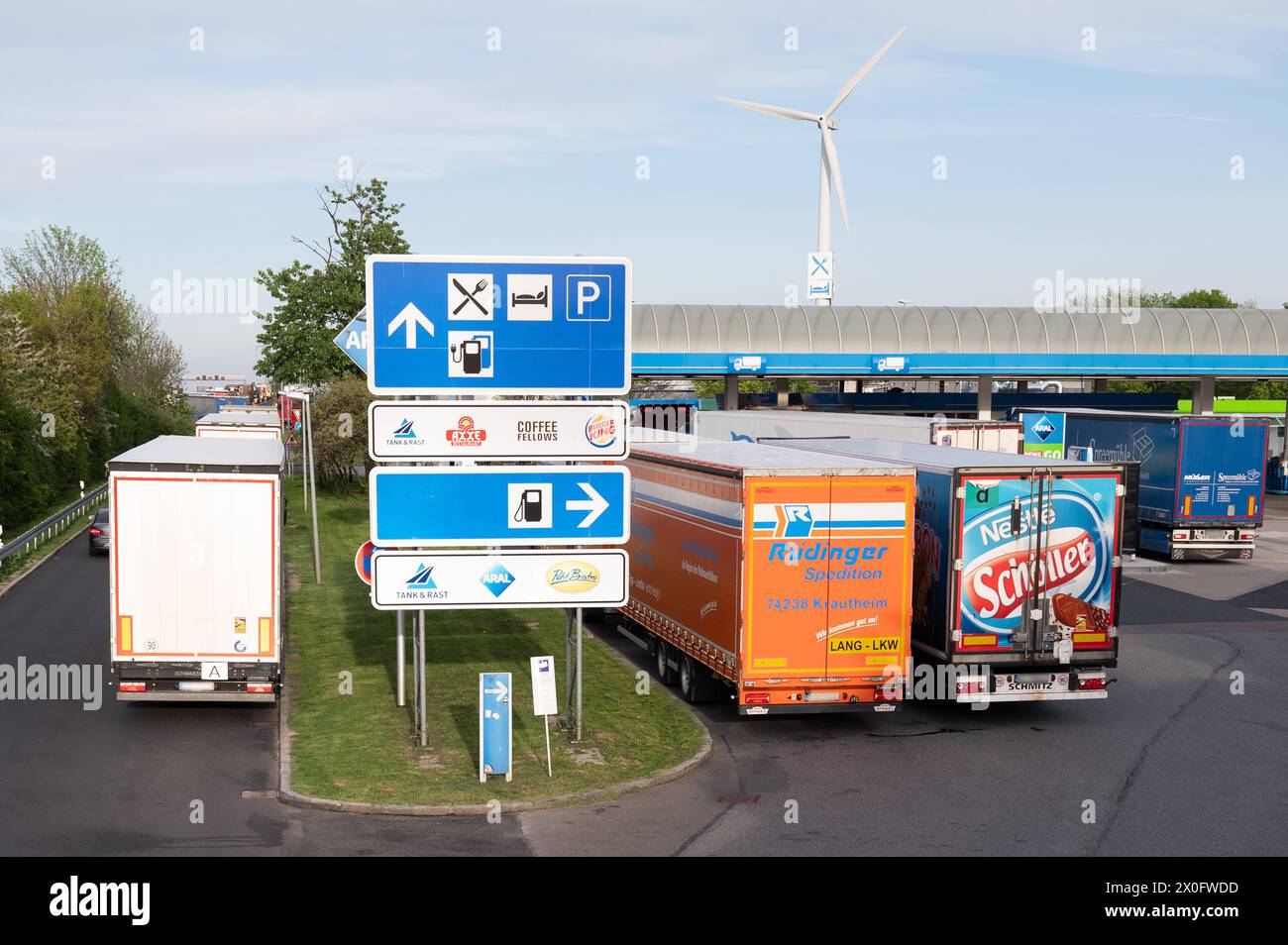 Dresde, Allemagne. 11 avril 2024. De nombreux camions sont stationnés dans la zone de service de Dresdner Tor Süd sur l'autoroute 4. Credit : Sebastian Kahnert/dpa - ATTENTION : les plaques d'immatriculation ont été pixelisées pour des raisons légales/dpa/Alamy Live News Banque D'Images