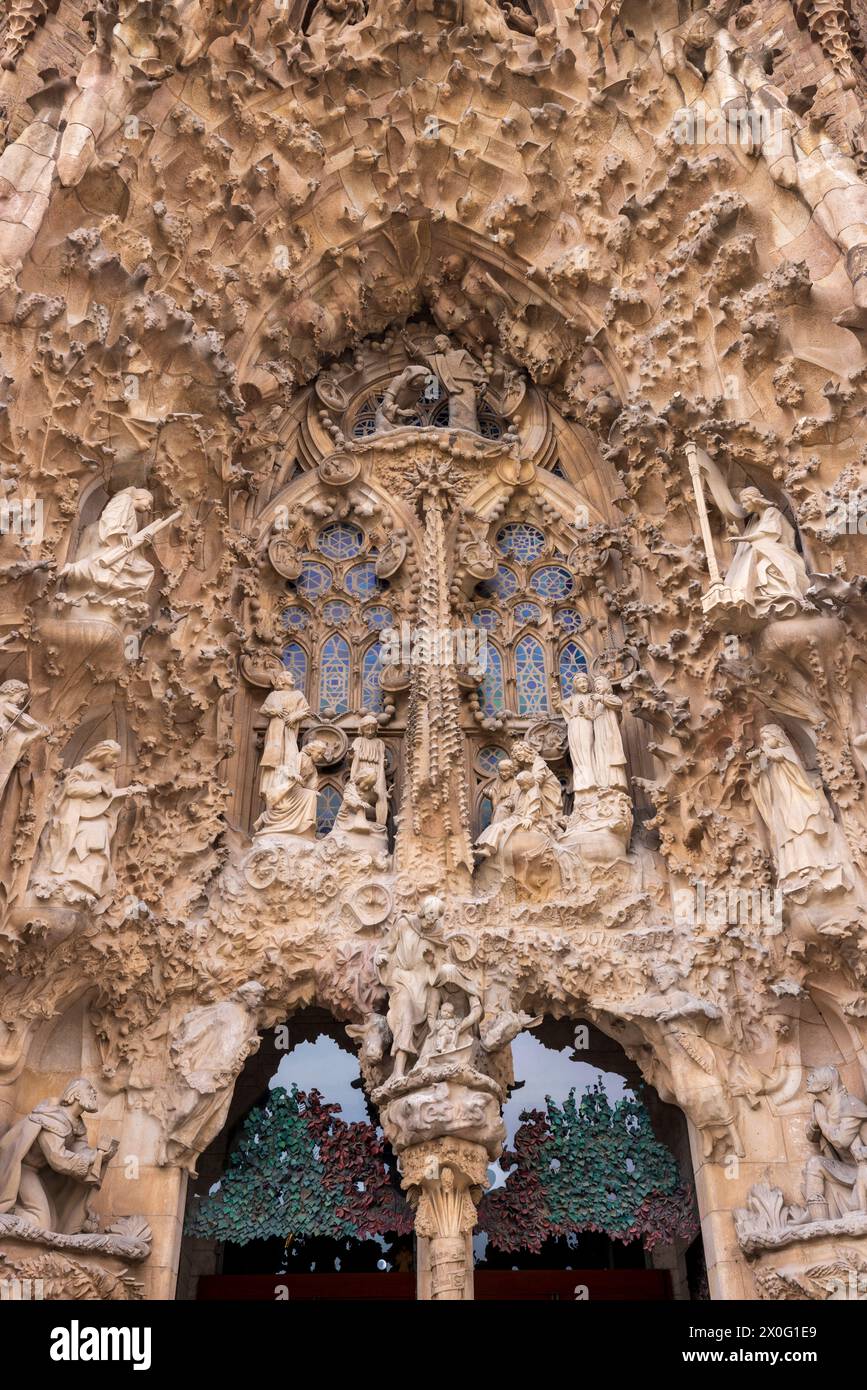 Scène de la Nativité au-dessus de l'entrée nord de la Sagrada Familia, Barcelone, Espagne Banque D'Images