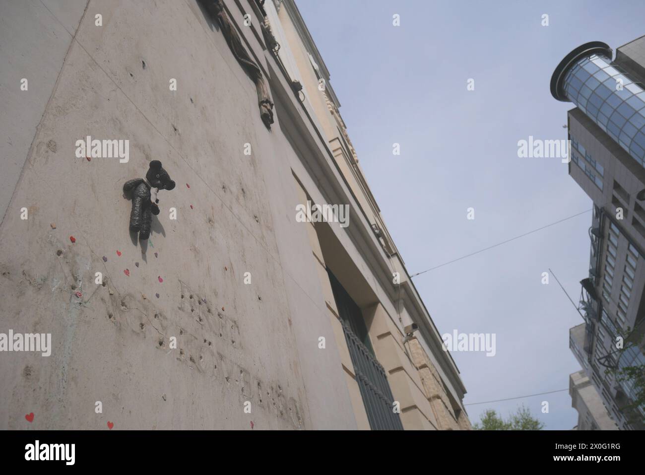 Brexit, une mini statue en bronze, du sculpteur ukrainien hongrois Mihaly Kolodko, sur le mur de l'ancienne ambassade du Royaume-Uni, Budapest, Hongrie Banque D'Images