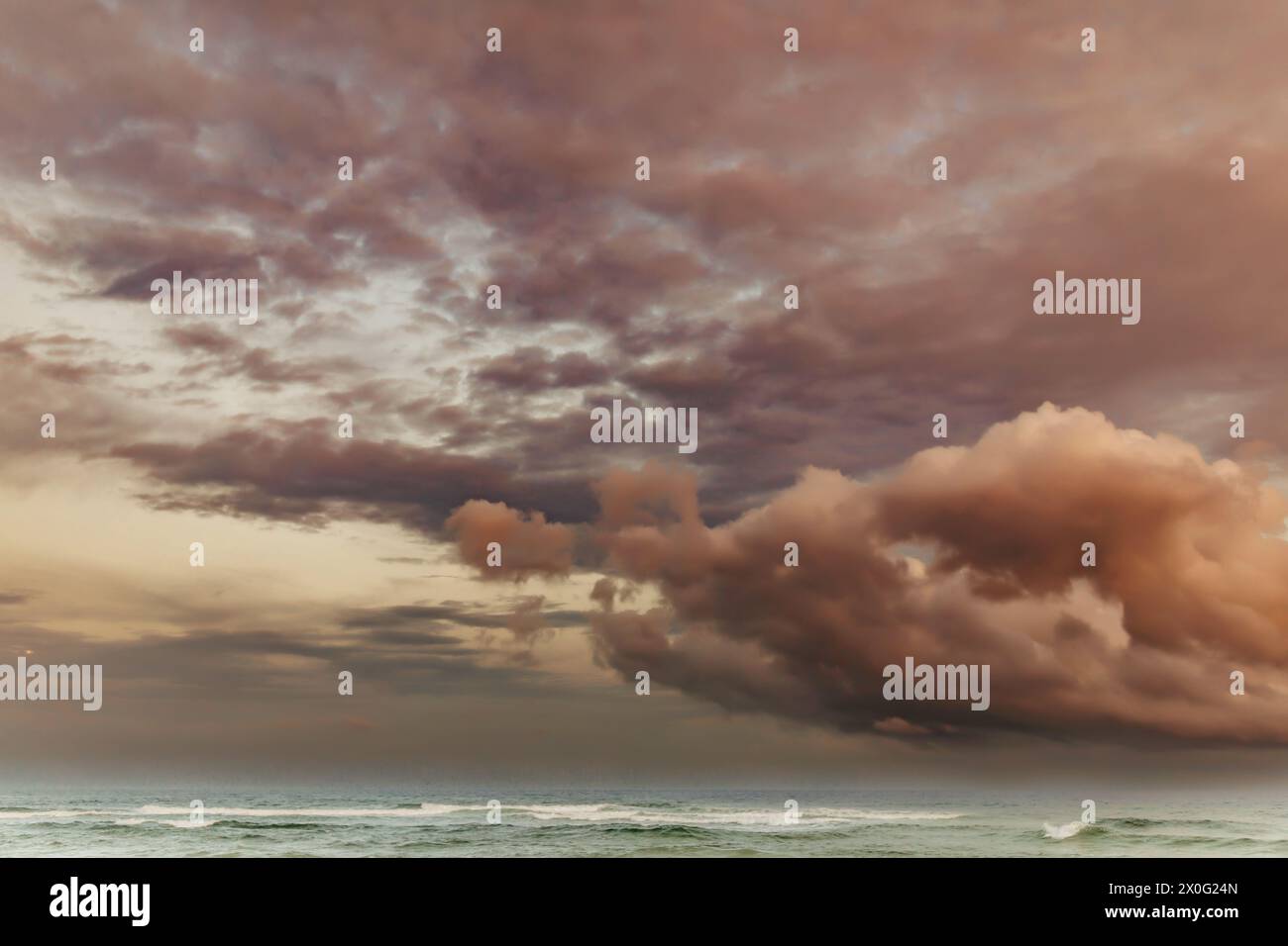 Magnifiques nuages de soleil de tempête sur l'océan de destin Florida Beach Banque D'Images