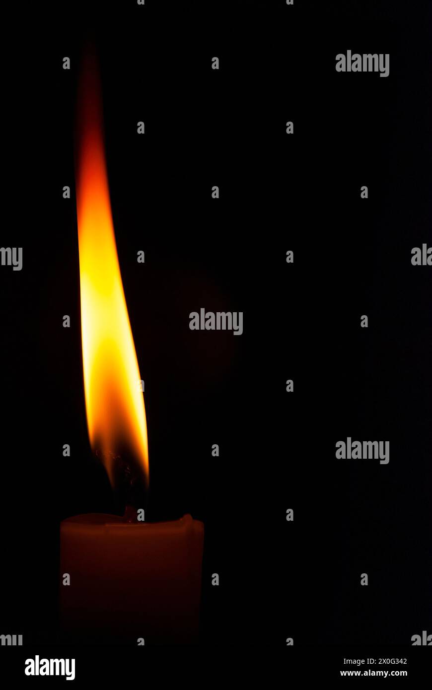 Lumière de bougie au milieu de l'obscurité Banque D'Images