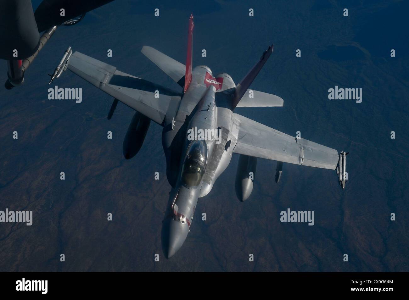 Un F/A-18 Hornet du corps des Marines affecté au Marine Fighter Attack Squadron 312 diverge après avoir reçu du carburant d'un KC-135 de l'US Air Force Banque D'Images