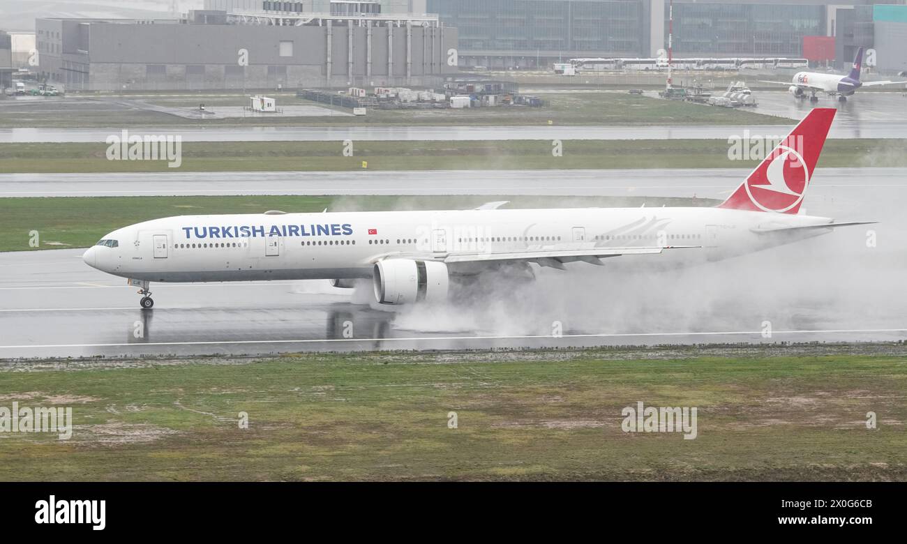 ISTANBUL, TURKIYE - 15 OCTOBRE 2022 : Turkish Airlines Boeing 777-3F2ER (44126) atterrissant à l'aéroport international d'Istanbul Banque D'Images