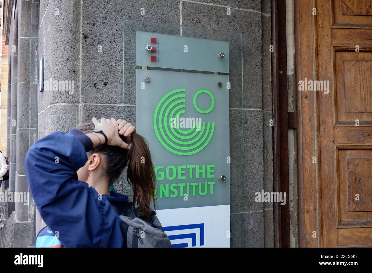 Schild mit Schriftzug Goethe-Institut Schild mit Schriftzug Goethe-Institut, 06.04.2024, Mitte, Berlin, Ein Goethe-Institut befindet sich in der Neuen Schönhauser Strasse von Berlin. *** Panneau avec lettrage Institut Goethe panneau avec lettrage Institut Goethe, 06 04 2024, Mitte, Berlin, Un institut Goethe est situé dans la Neue Schönhauser Strasse de Berlin Banque D'Images