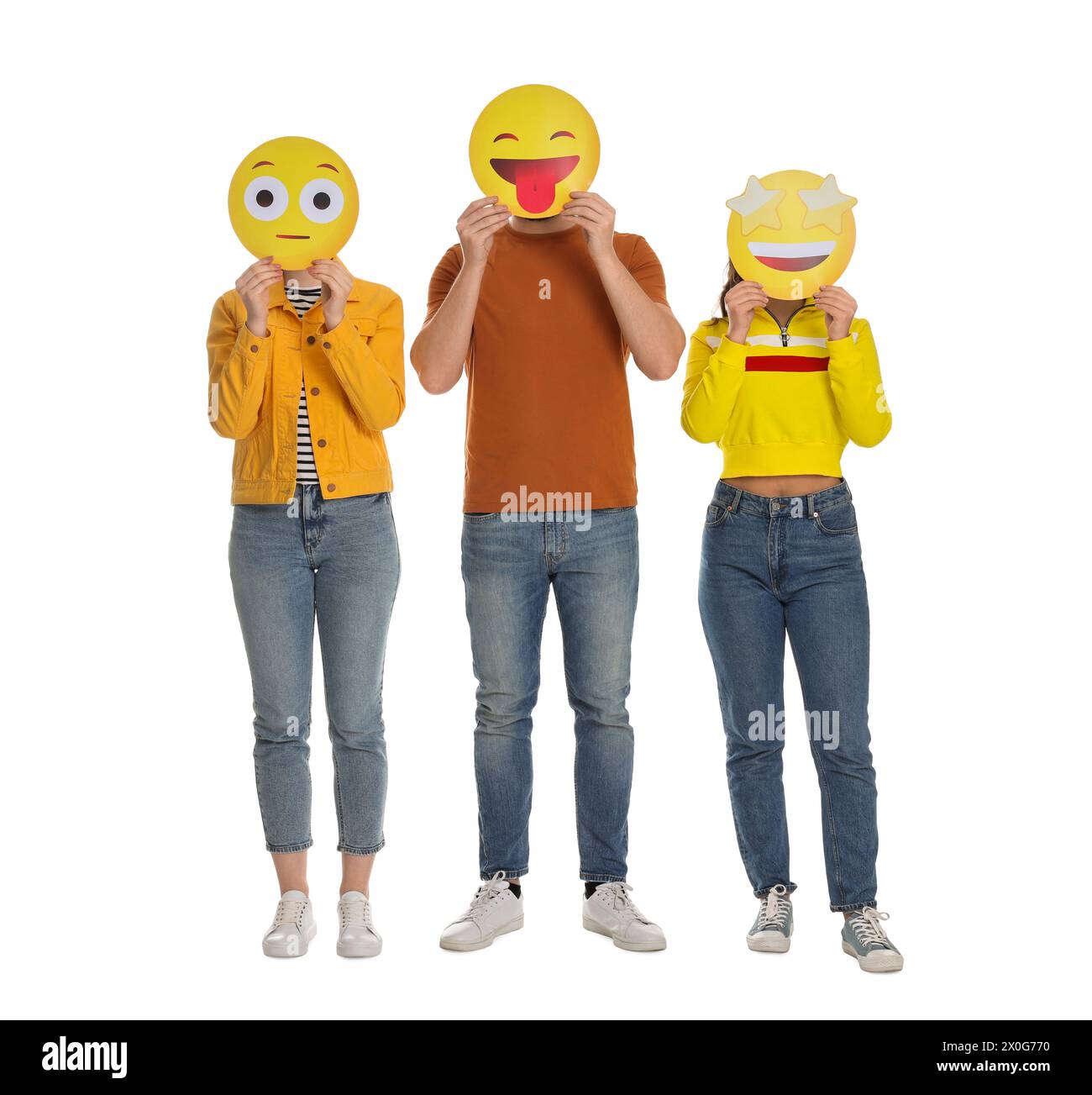 Personnes couvrant les visages avec des émoticônes sur fond blanc Banque D'Images