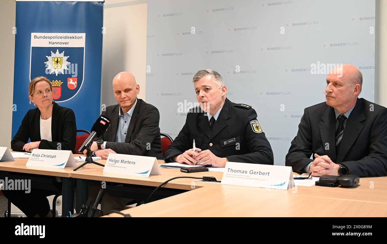 Wiebke Rethke Pressestaatsanwältin STA Lüneburg, Kolja Christoph Leitender Staatsanwalt STA Lüneburg, Helgo Martens Bundespolizeidirektion, Thomas Gerbert Pressesprecher Bundespolizeidirektion Hannover. Ende März 2024 sollen zwei Weißrussen 49 & 30 Jahre aus Seevetal 40 halbautomatische Schusswaffen aus einem Güterzug am Rangierbahnhof Maschen entwendet haben. Die mehrschüssigen halbautomatischen Lang-Schusswaffen des chinesischen Herstellers Norinco sind ein Nachbau der optisch dem vollautomatischen Sturmgewehr M16 Colt AR 15 ähnelt. IM Gegensatz zur M16 sind diese Waffen aber keine Kriegswaf Banque D'Images