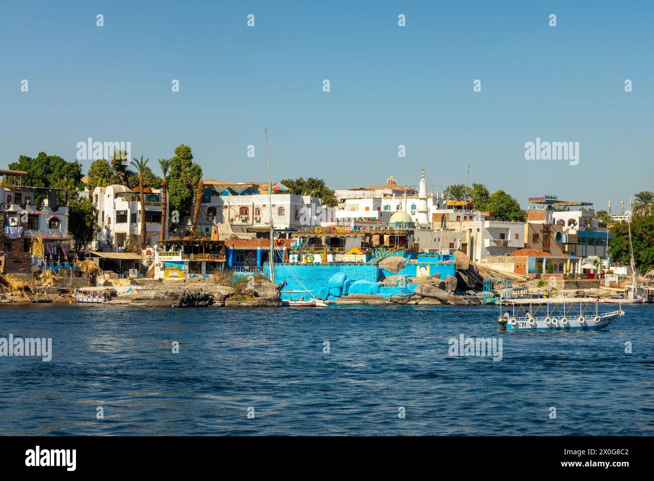 Maisons colorées sur l'île Éléphantine et le fleuve Nil à Assouan, Egypte Banque D'Images